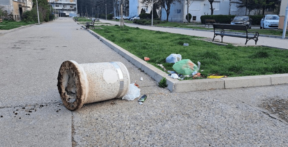 VANDALIZAM: NA ŠETALIŠTU ALEKSE BACKOVIĆA POLOMLJEN MOBILIJAR